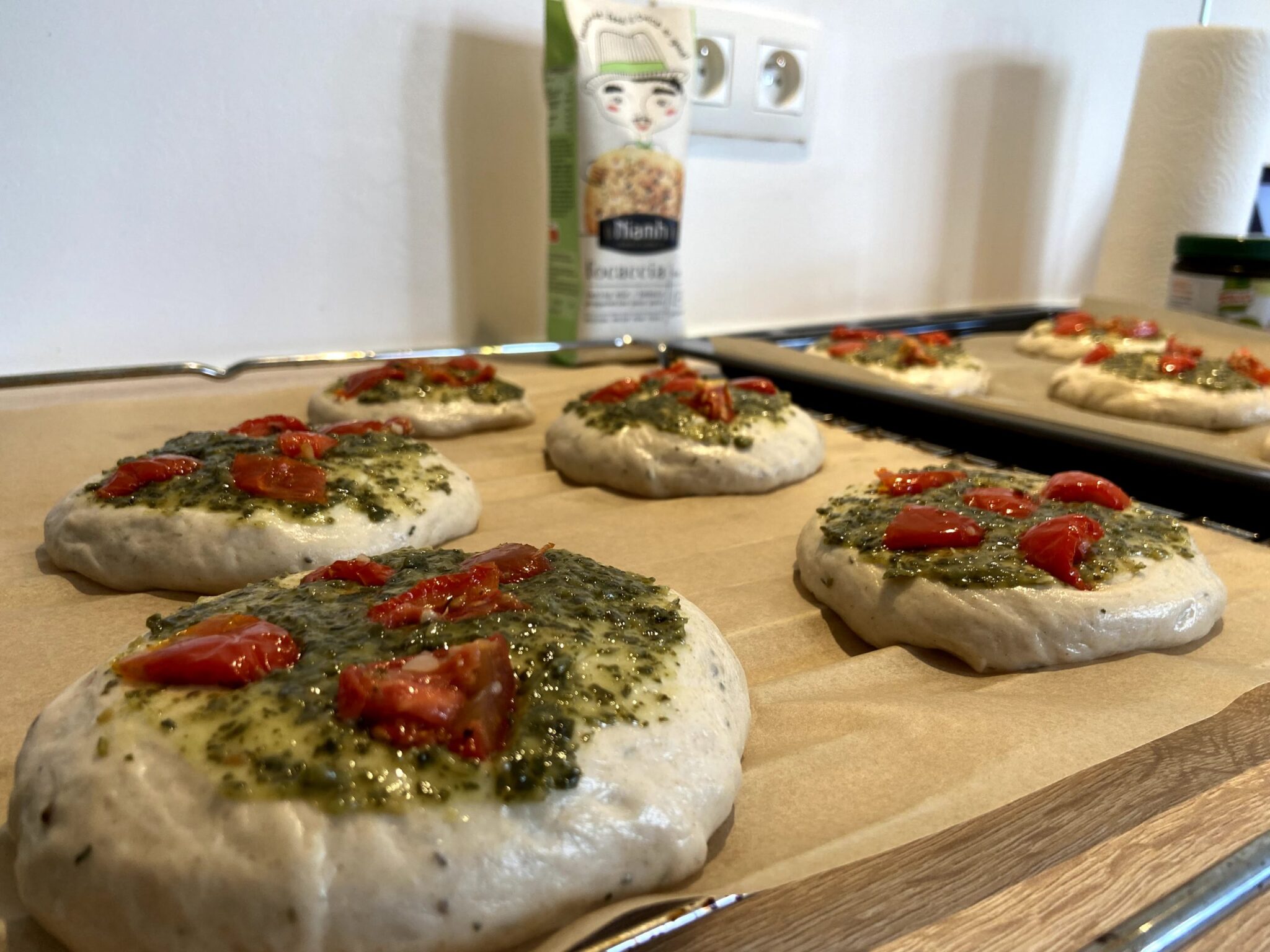 Focaccia met pesto en tomaat Back to Baking