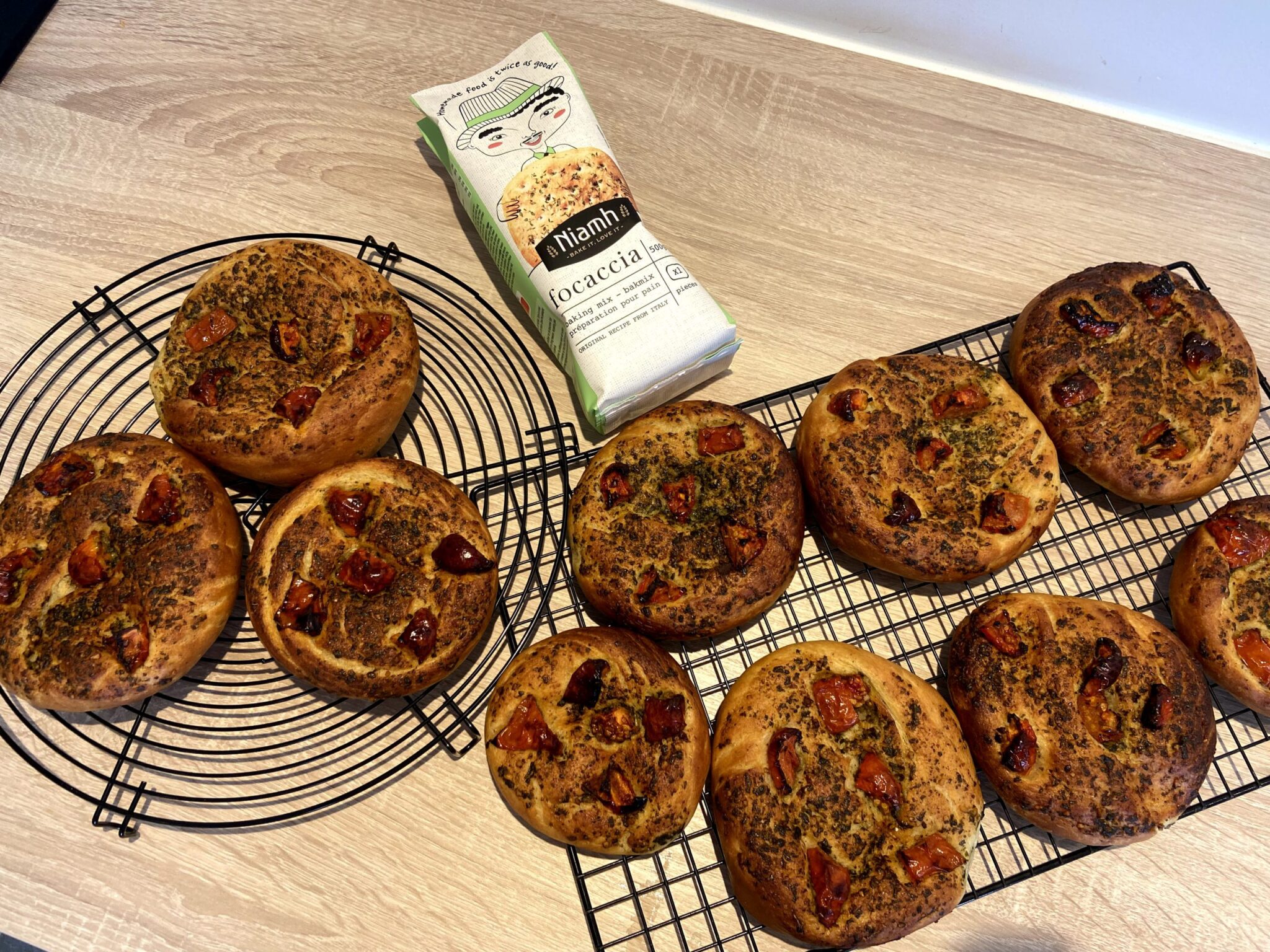 Focaccia met pesto en tomaat Back to Baking